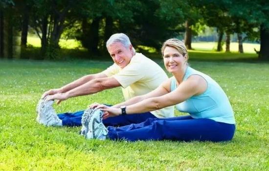 How do the elderly exercise in winter?